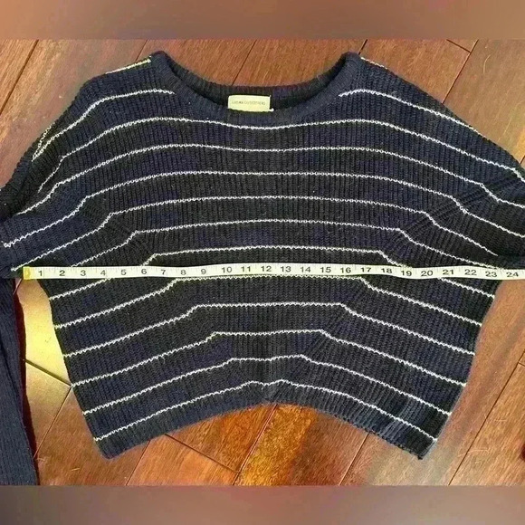 Urban Outfitters women’s cropped sweater size XS - Picture 4 of 6
